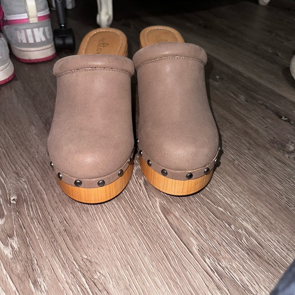 high heel clogs - Picture 3 of 4